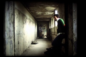 -- Nomel A Gnickus est un clip expérimental, tourné en Super8, en collaboration avec Nicolas Contant --
Deux danseurs, un couloir qui tombe en miettes, et le plus vieil effet spécial du monde