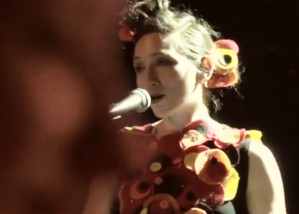 – My Brightest Diamond à l'Alambra –
Je ne vais pas poster ici tous les concerts filmés avec La Blogothèque pour Arte Live Web, mais j'ai le sentiment que My Brightest Diamond vaut vraiment le détour.