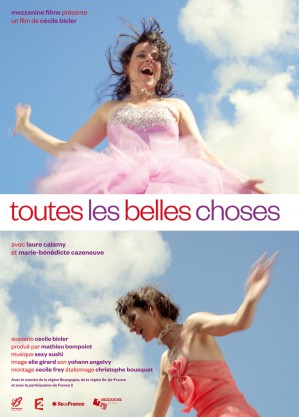 - Le jour se lève et la fête du mariage est finie. Tout le monde dort sauf la mariée, Jessica. Elle retrouve, dans le jardin, sa meilleure amie Cathy -
Toutes les belles choses est le 3eme court-métrage de Cécile Bicler, produit par Mezzanine Films (Mathieu Bompoint).