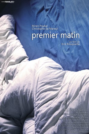 - Une femme se réveille au matin dans le lit d’un homme rencontré la veille dans une soirée -
Premier Matin est le premier court métrage d'Eric Rouquette, dramaturge de théâtre, produit par Julien Naveau chez Noodles Productions