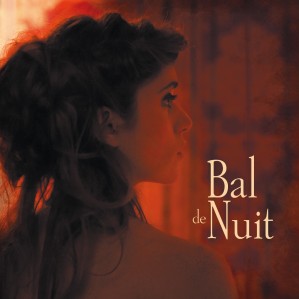 - La nuit, une call-girl erre dans les couloirs d'un hôtel -
Bal de Nuit est le troisième court métrage de Clémence Madeleine-Perdrillat, produit par Karin Sitbon chez Utopie Films