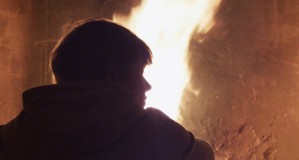 - Comme à chaque fois pendant les vacances, Hugo retourne à sa maison de campagne. Là-bas, il retrouve Céline, la fille du gardien -
L'âge de feu est le film de fin d'études de l'ECAL, de Léo Haddad
